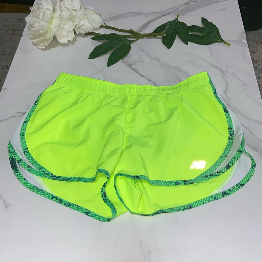 New balance 2.5” Accelerate Shorts size Small